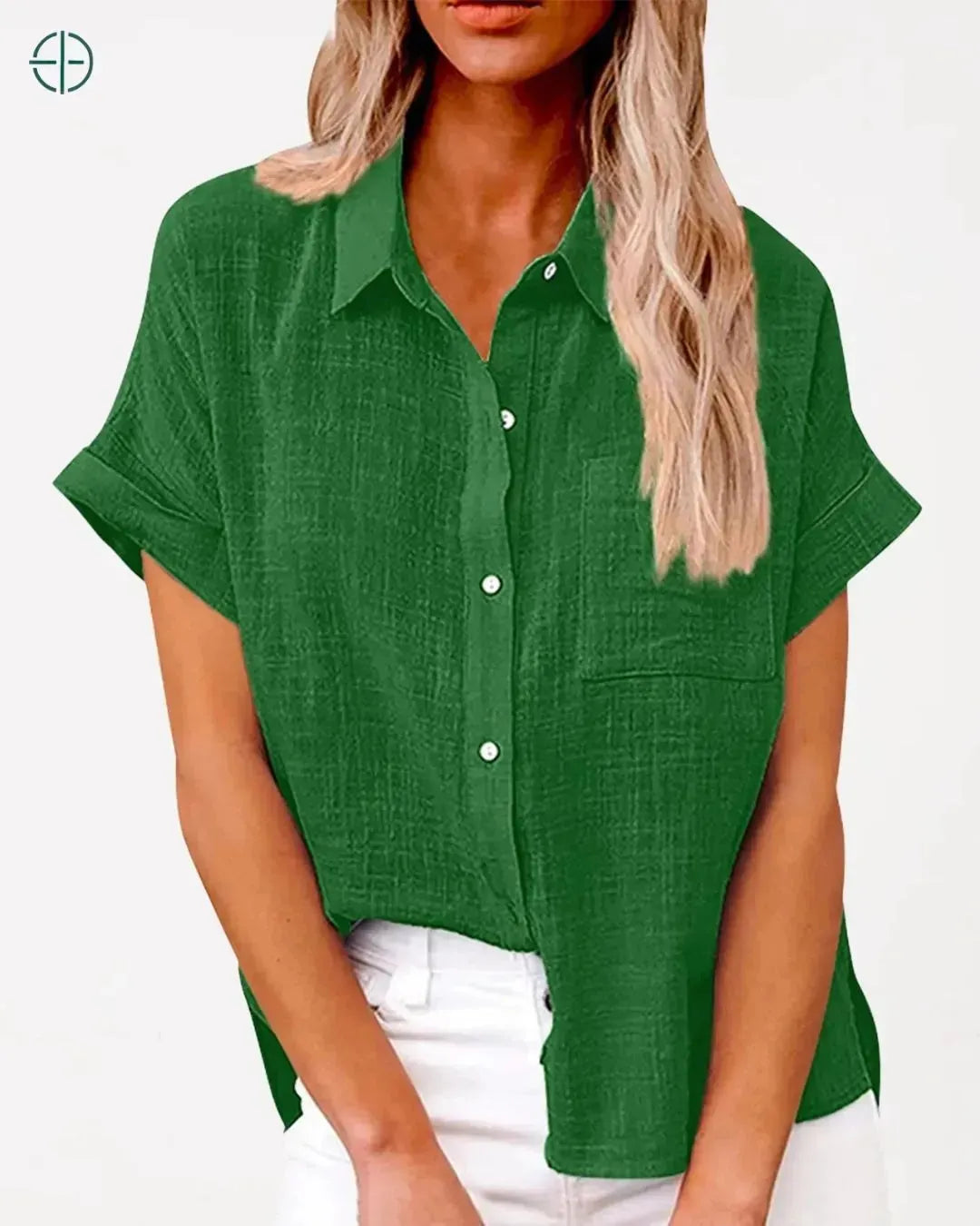 camisa usada aberta com top por baixo em look moderno