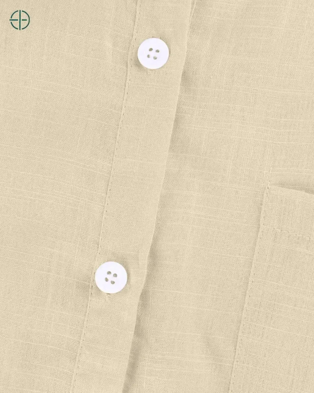 camisa combinada com colares e pulseiras modernas