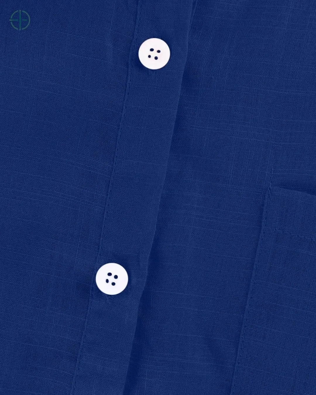 botões frontais delicados em destaque na camisa feminina