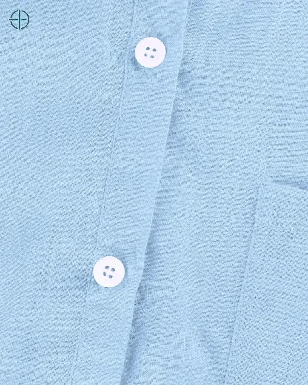 modelo caminhando com a camisa ao vento