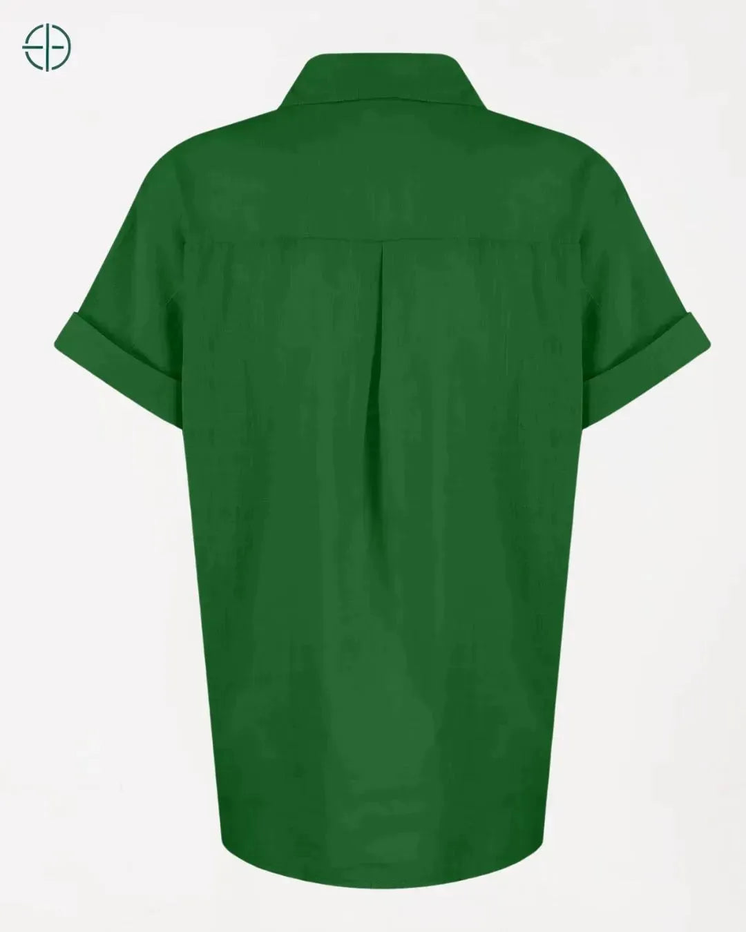 camisa em movimento com leveza do tecido em destaque