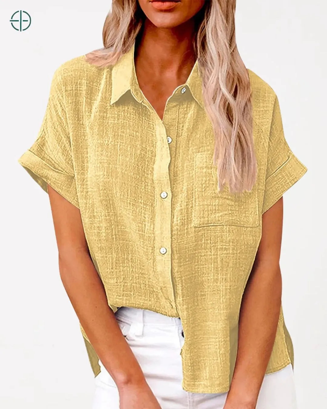 camisa combinada com casaco leve em meia-estação