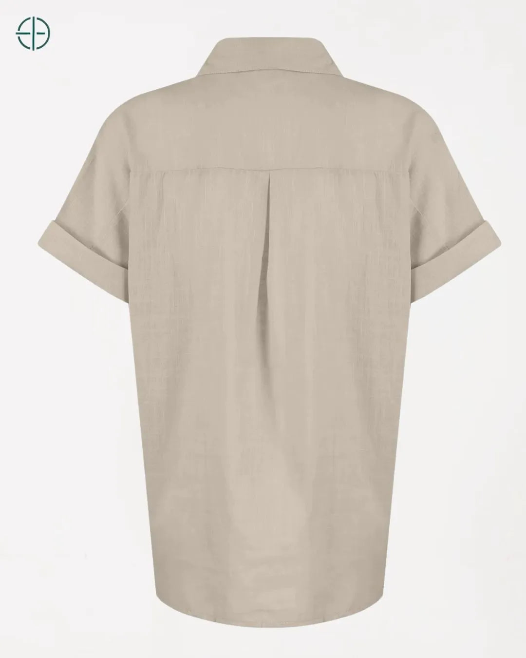 modelo usando camisa com chapéu de palha elegante