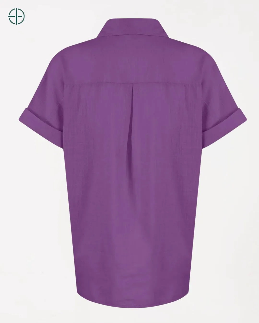 look composto por camisa e calça pantacourt em tecido leve