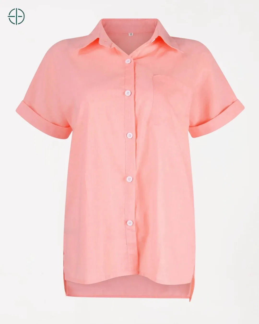 look descontraído com camisa e tênis brancos