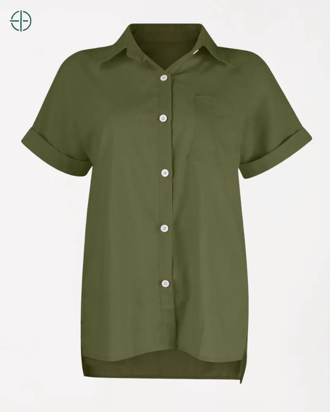 modelo deitada usando camisa com expressão relaxada