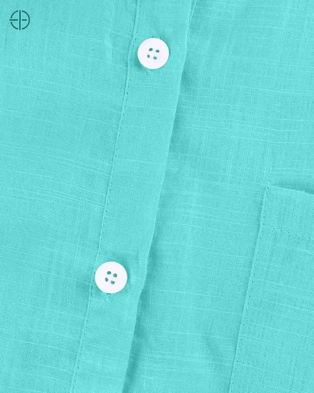 camisa feminina exibida em cenário com elementos naturais e iluminação suave