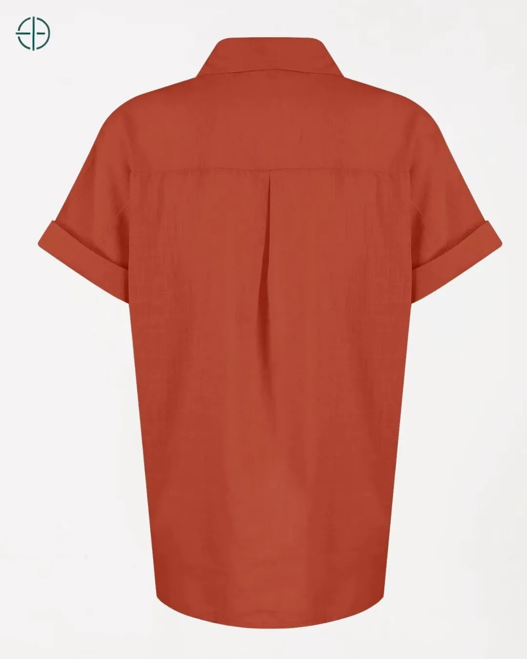 modelo usando camisa em fundo branco de estúdio