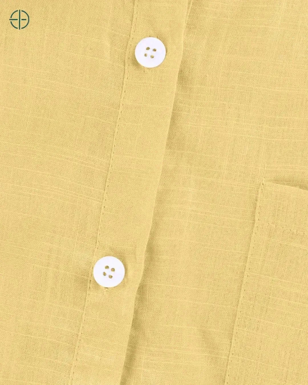 modelo maquiada suavemente usando camisa casual