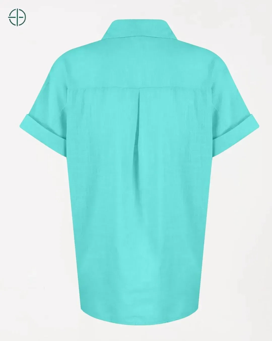 modelo experimentando a camisa em ambiente de provador