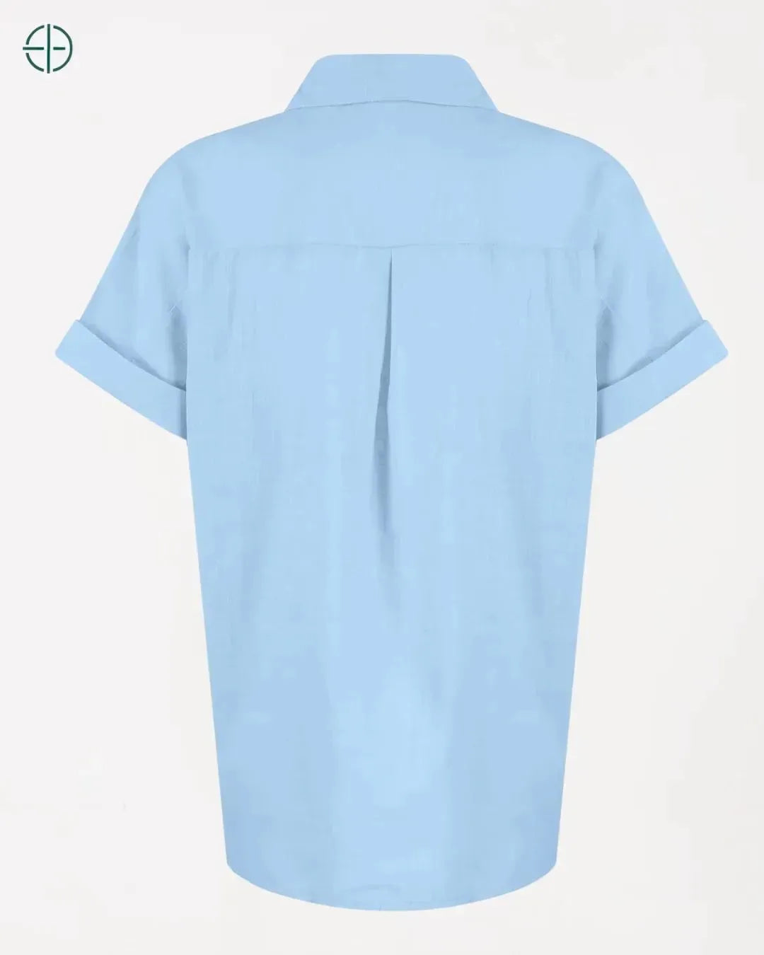 camisa pendurada exibindo corte e tecido natural