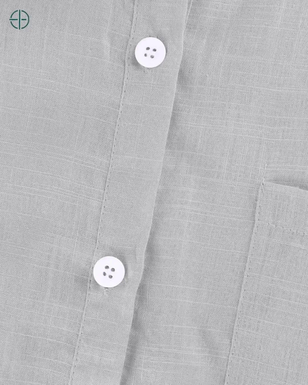 camisa com reflexo suave da luz em tecido brilhoso