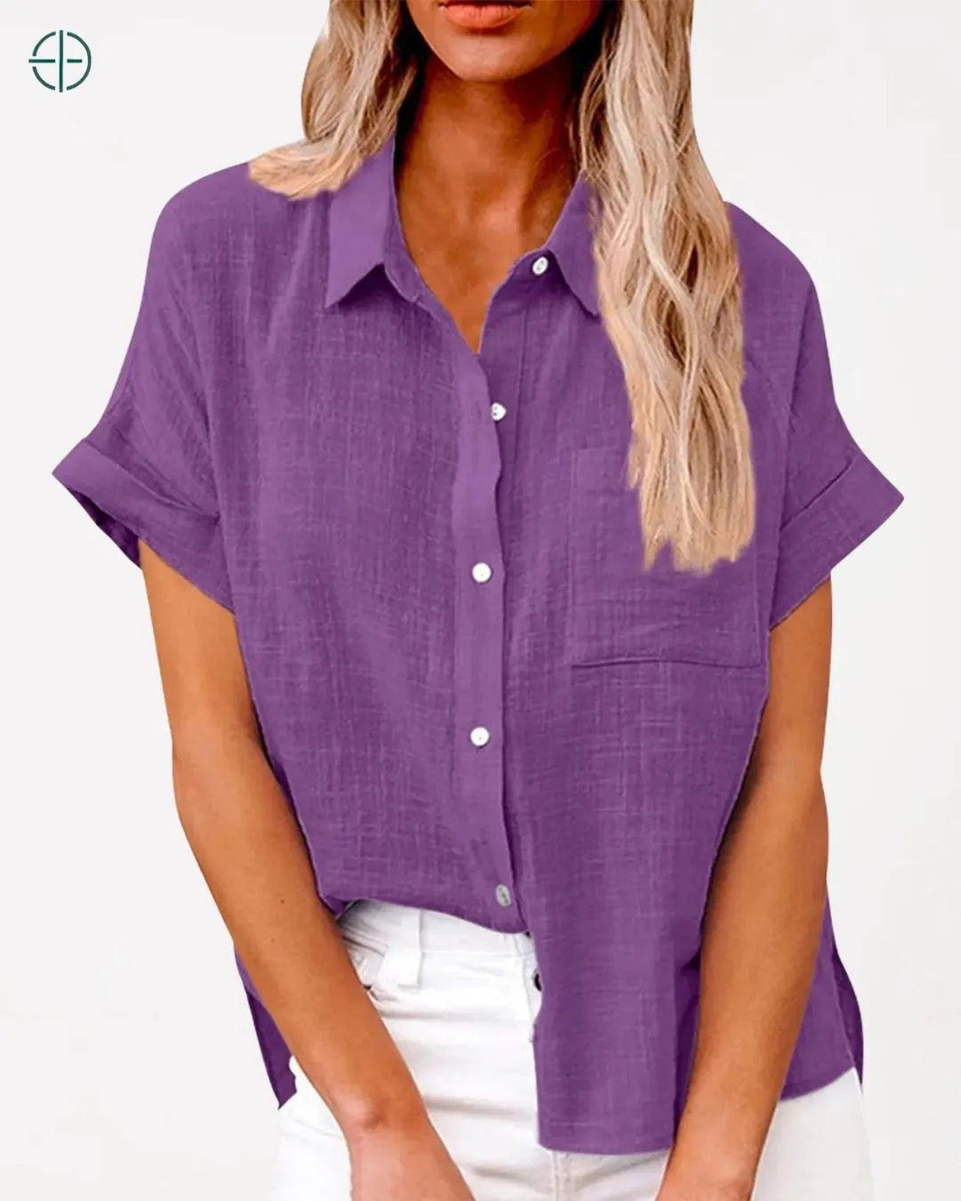 retrato frontal com expressão leve e camisa clara