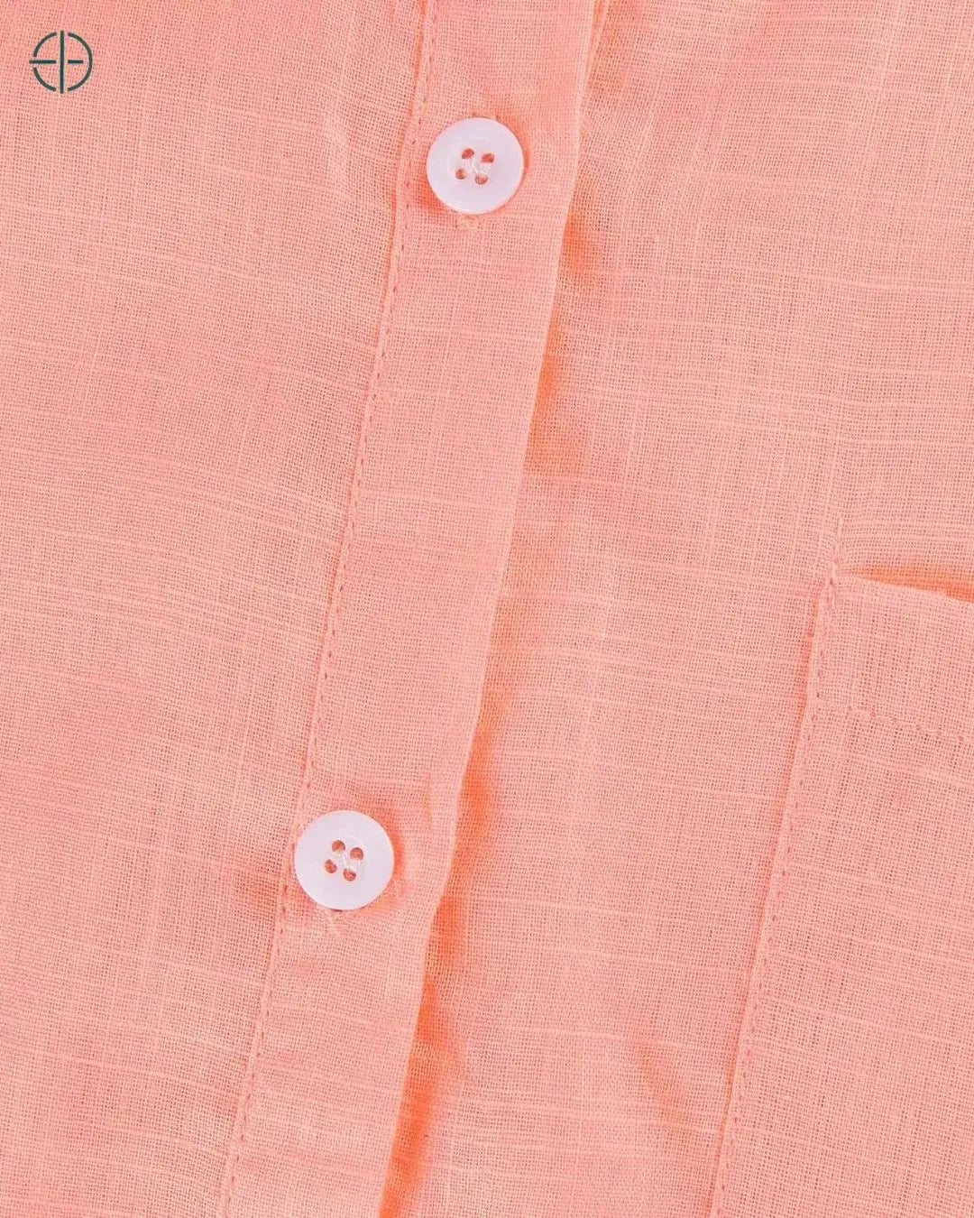 camisa com leve transparência revelando top nude