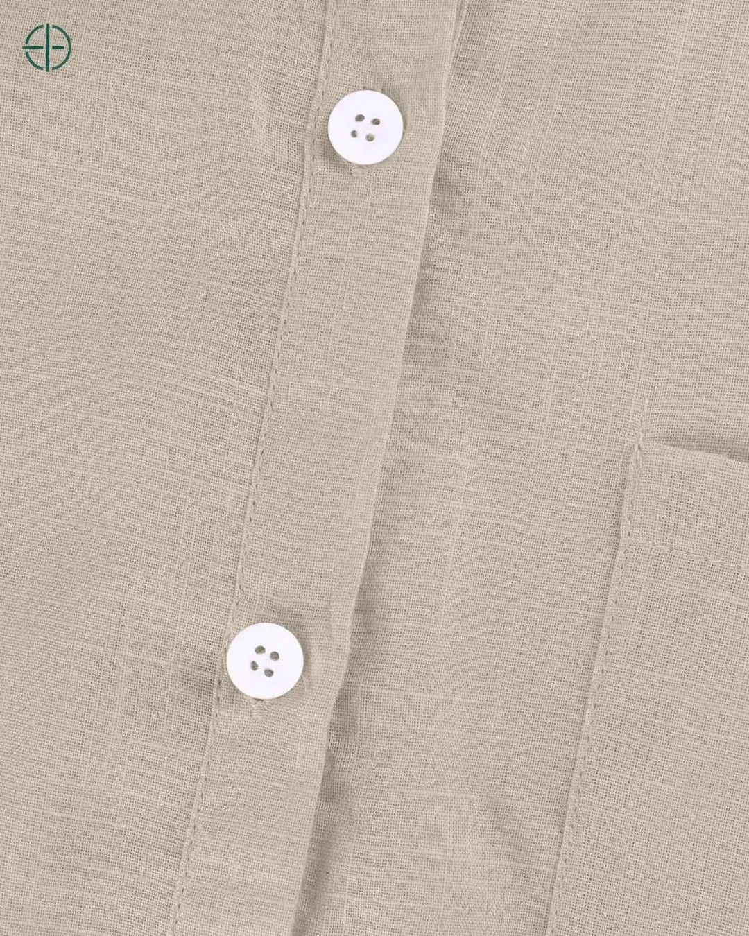 gola estruturada e bem definida da camisa