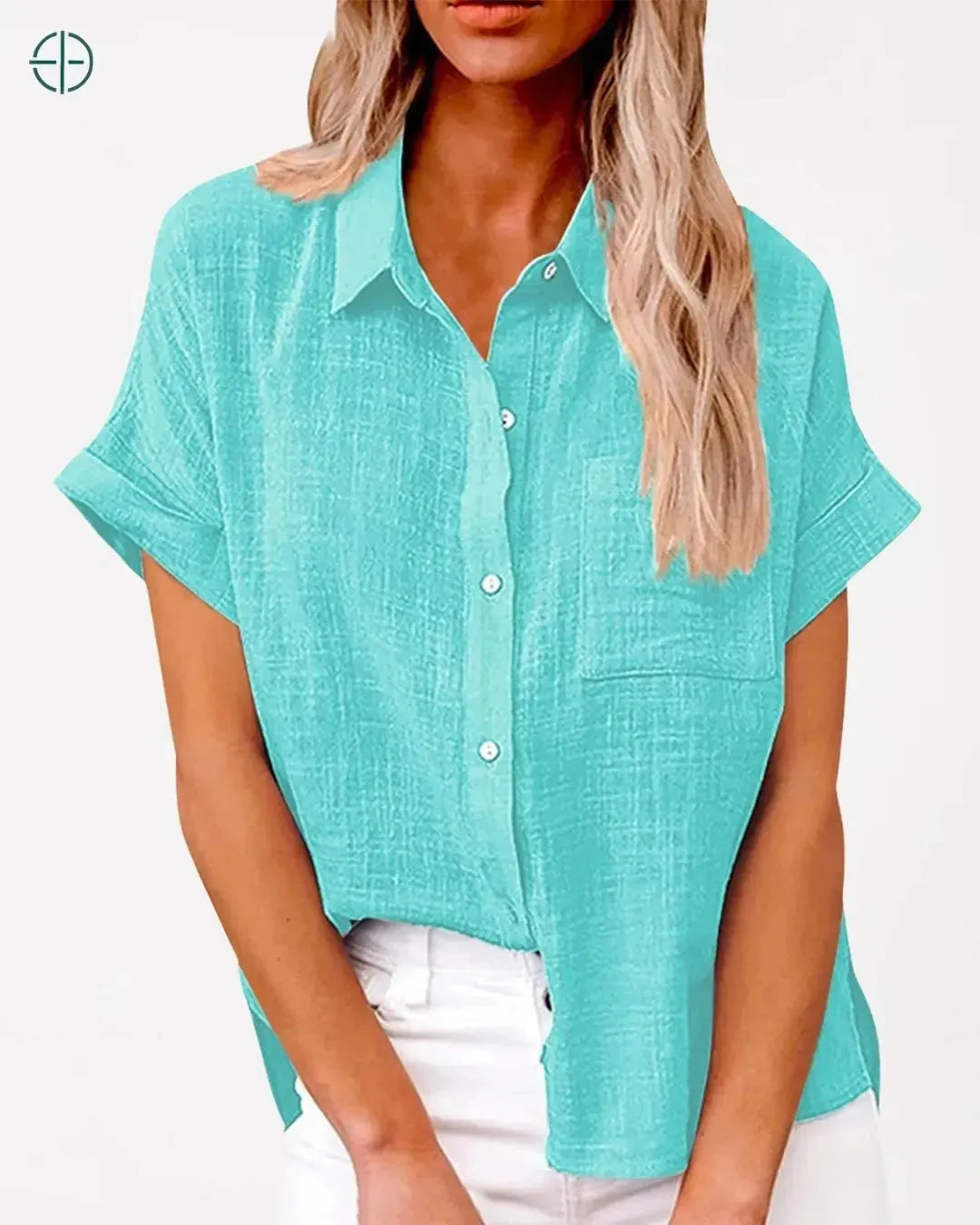 camisa branca sobre top preto criando contraste moderno