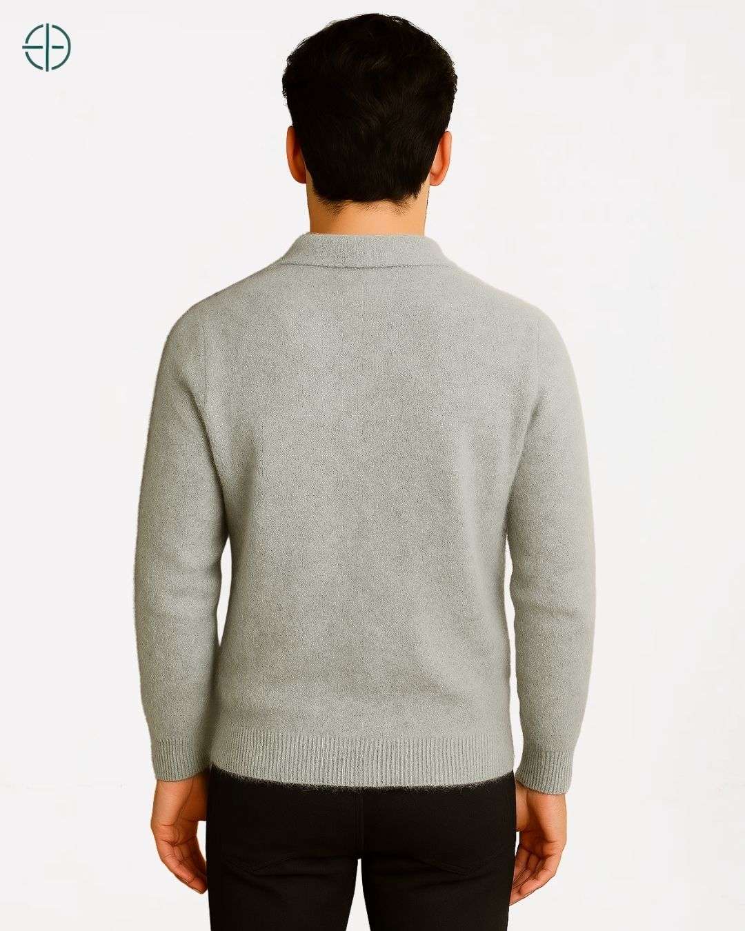 Close-up da gola clássica da camisa, confeccionada em pura caxemira.