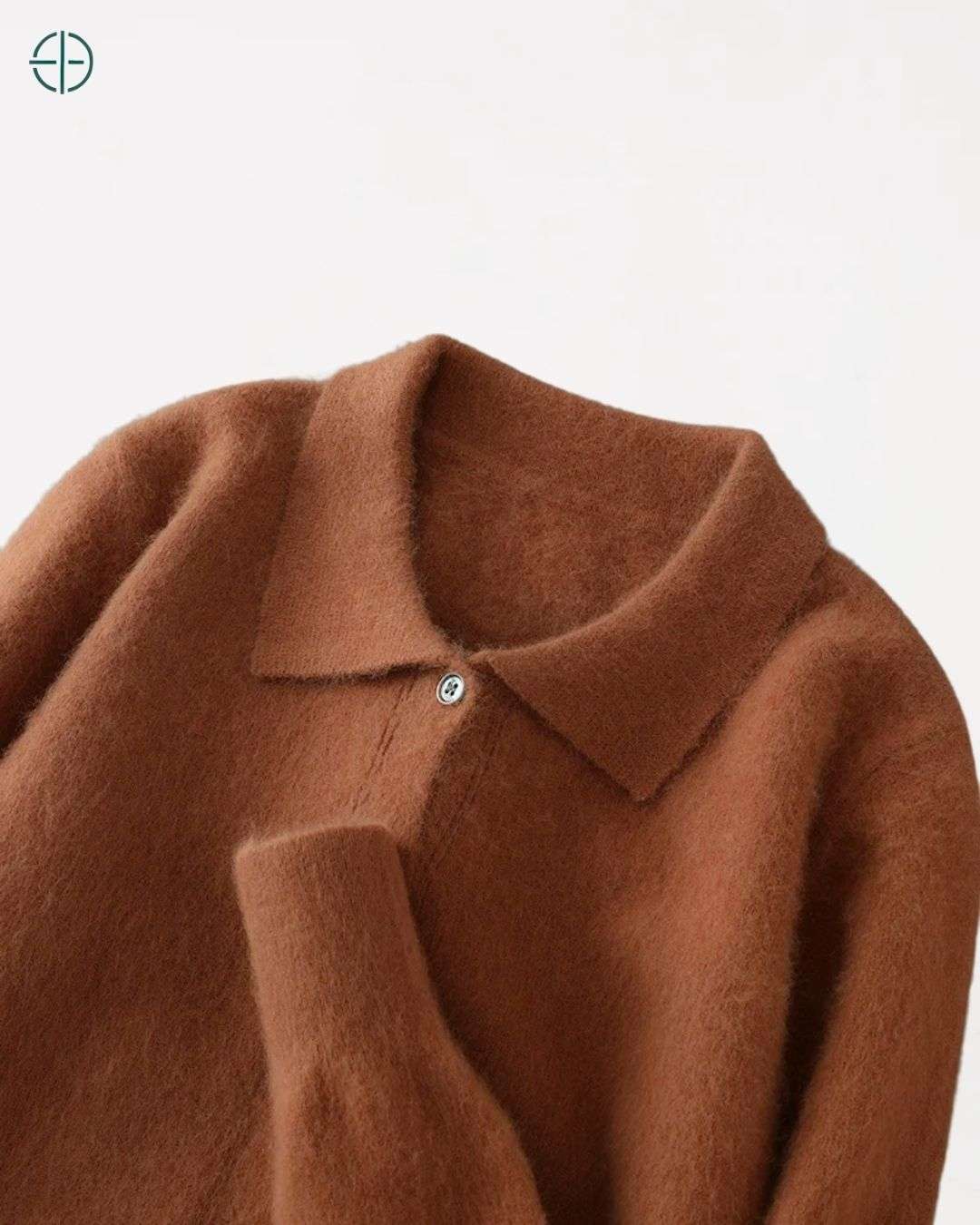 Detalhe da manga longa da camisa, mostrando o fluxo elegante da caxemira.