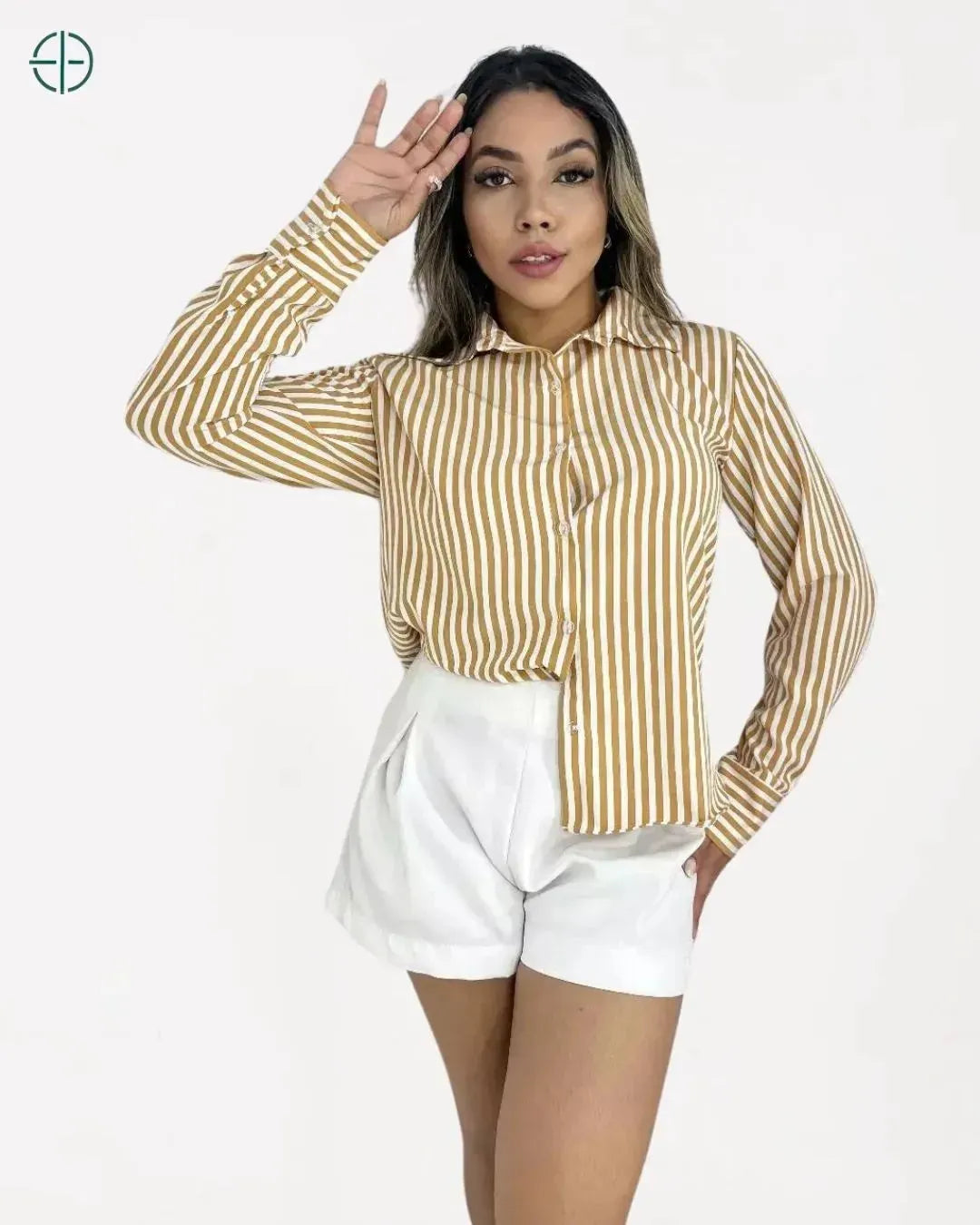 camisa aberta sobre top para look casual