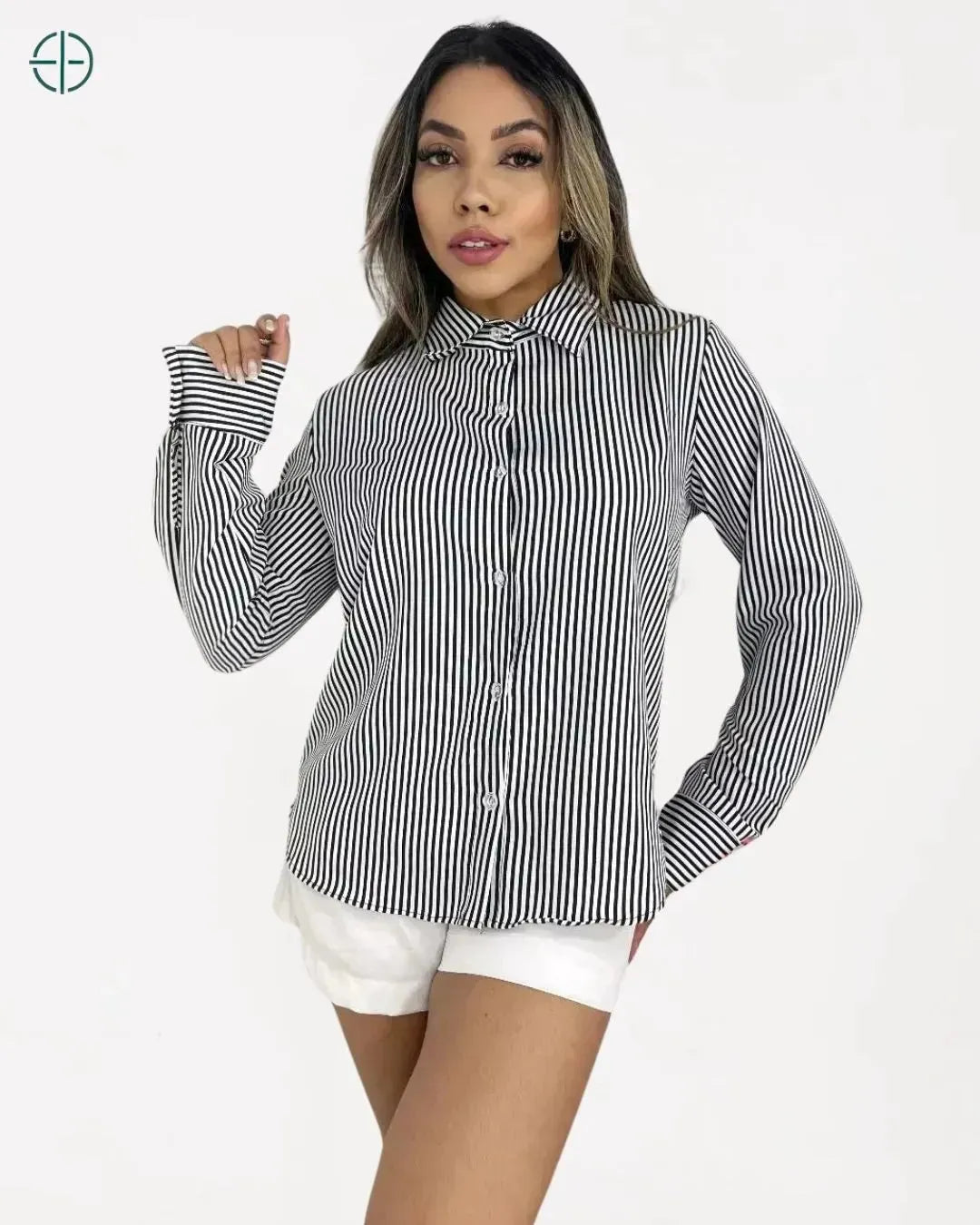 vista frontal da camisa listrada com corte reto