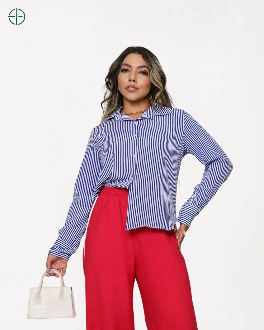 detalhe da gola clássica com acabamento refinado