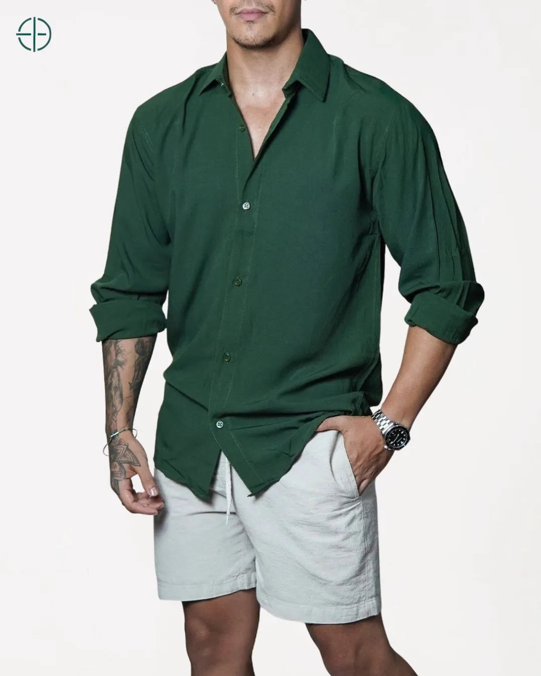 look de verão com camisa clara e tecidos respiráveis