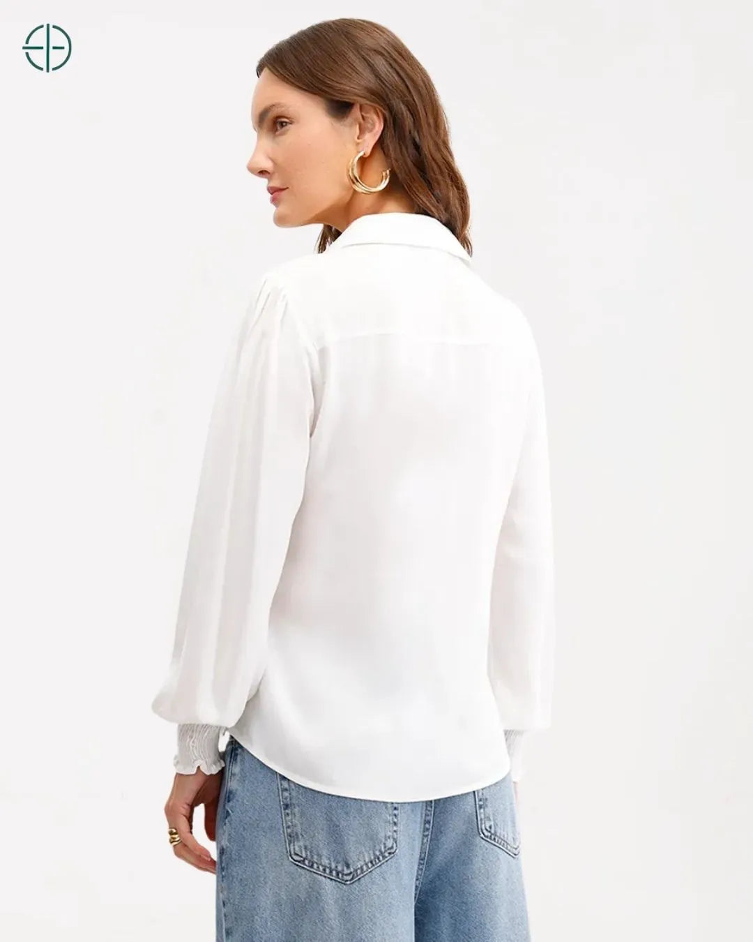 visão traseira da camisa com acabamento suave