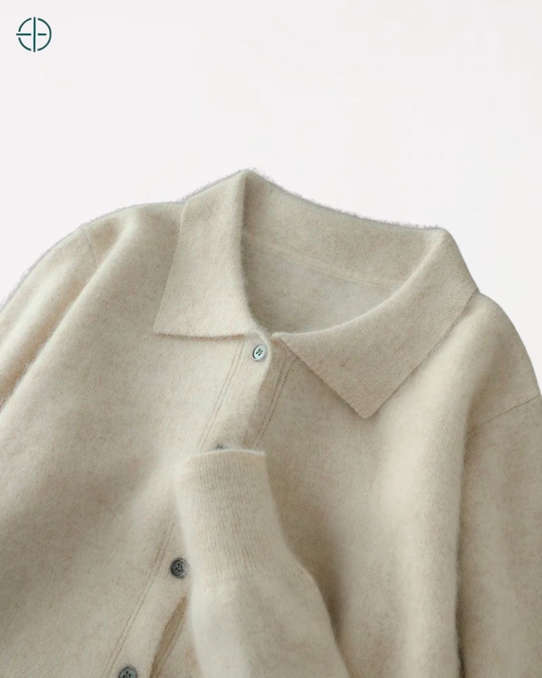 Detalhe do encaixe perfeito da manga ao corpo da camisa de caxemira.