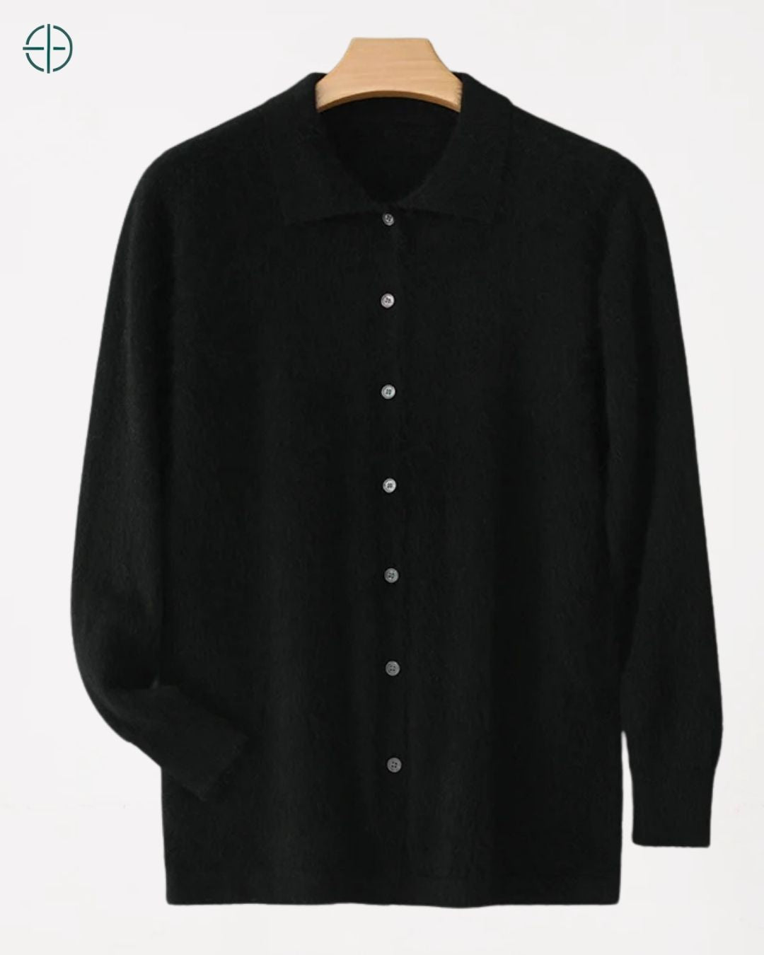 Camisa de caxemira disposta em flat lay, com foco nos detalhes da construção.