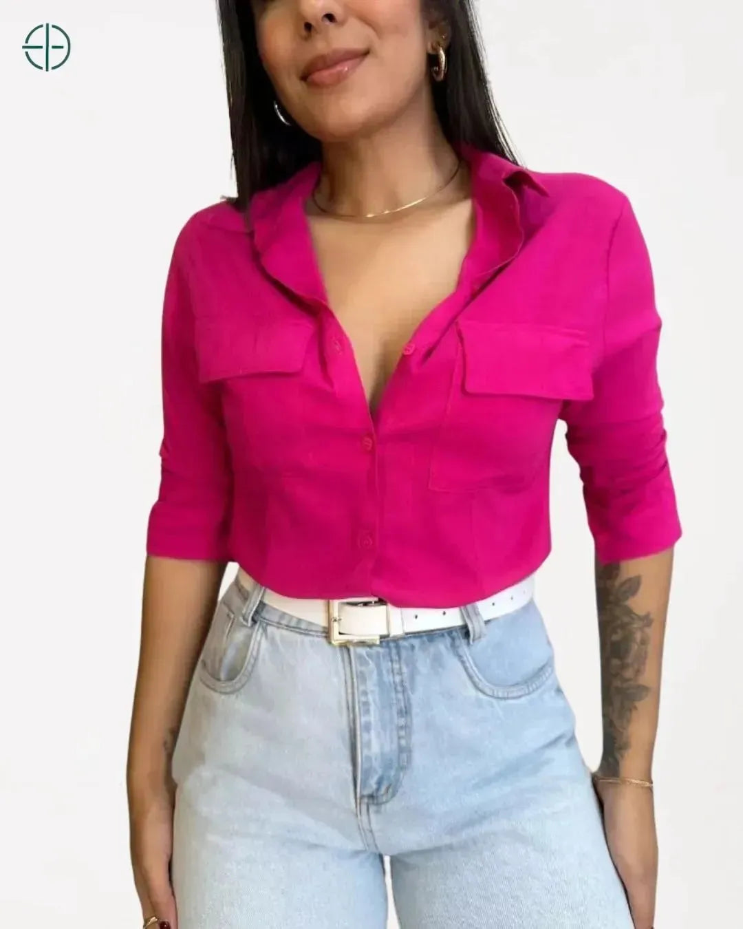 look feminino com camisete e saia midi