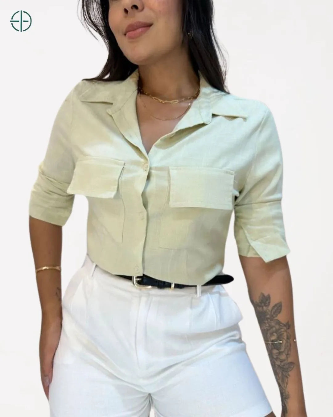 visual formal com a camisete e calça de alfaiataria