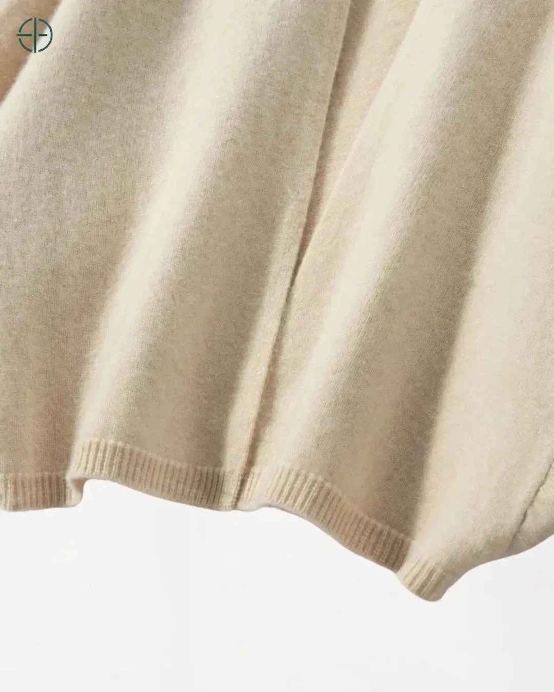 close do decote V com acabamento fino e toque macio