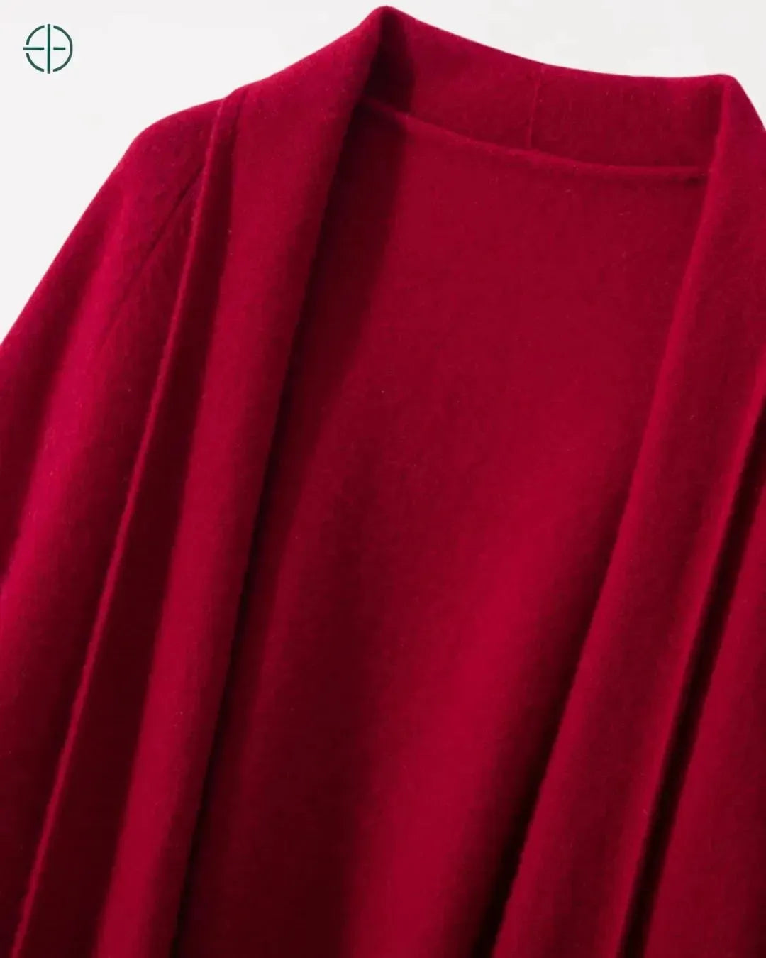 momento lifestyle com cardigan em ambiente acolhedor