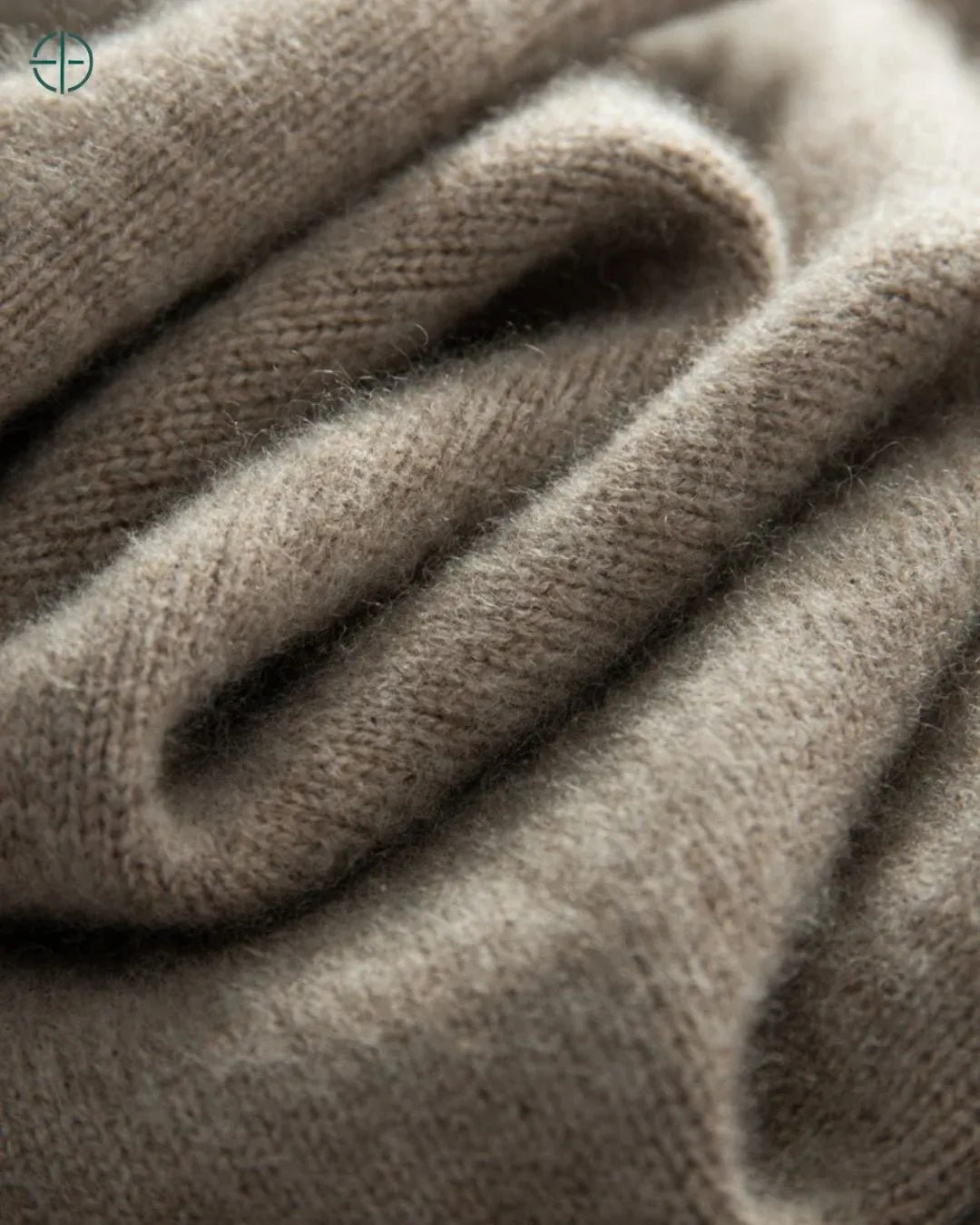 combinação social com saia midi e acessórios discretos