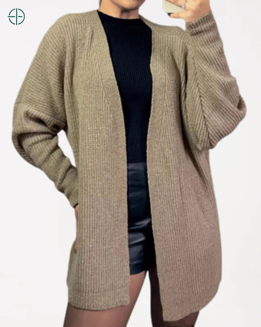 cardigan clássico feminino em tricot visto de frente