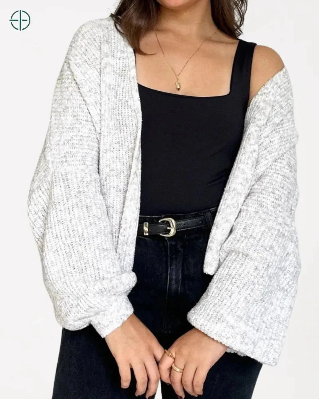 close da gola estruturada em tricot estilo alfaiataria