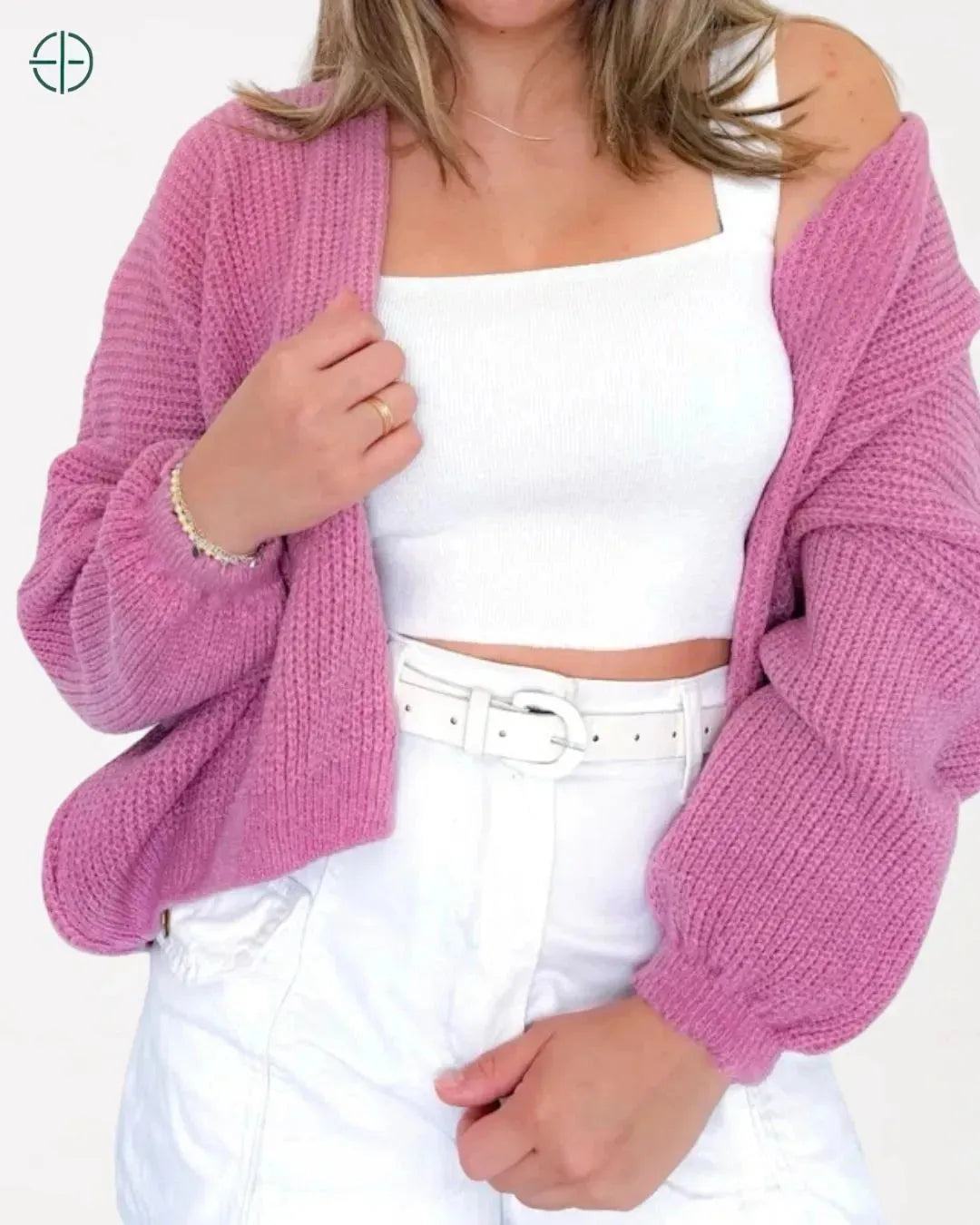 vista lateral mostrando o corte elegante e os detalhes da manga