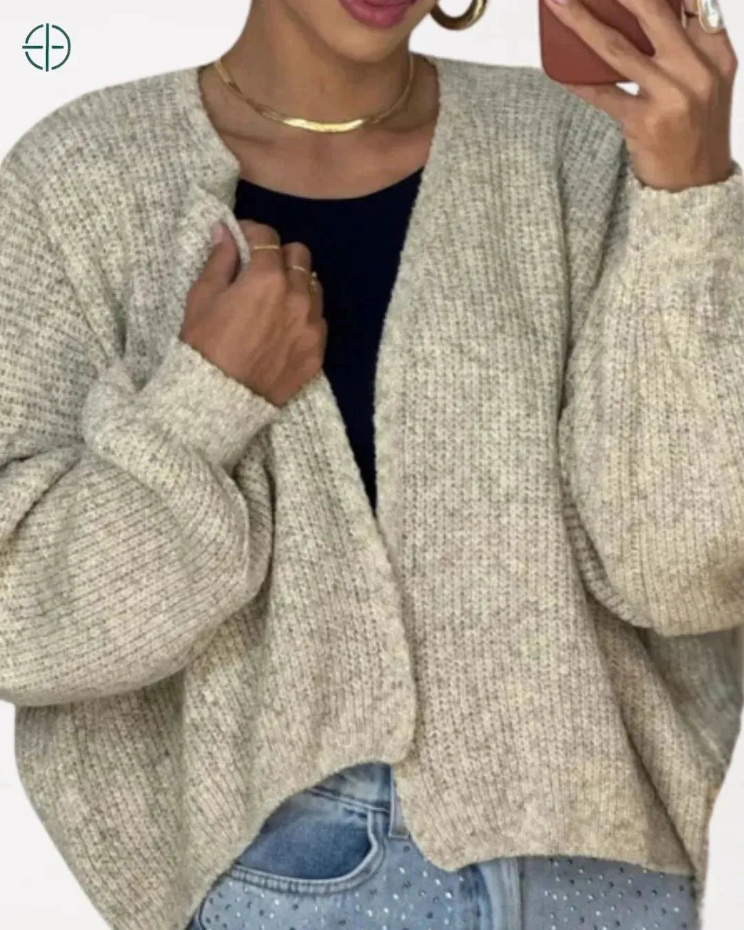 casaco usado sobre camisa branca para look elegante