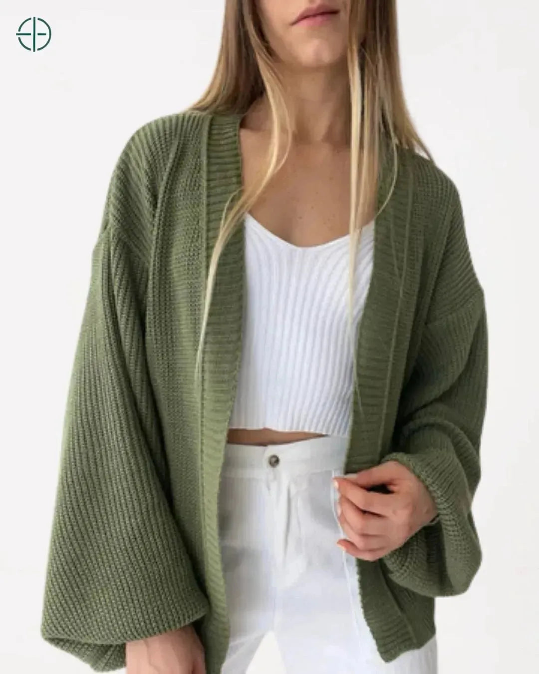 casaco feminino em tricot com manga bufante visto de frente