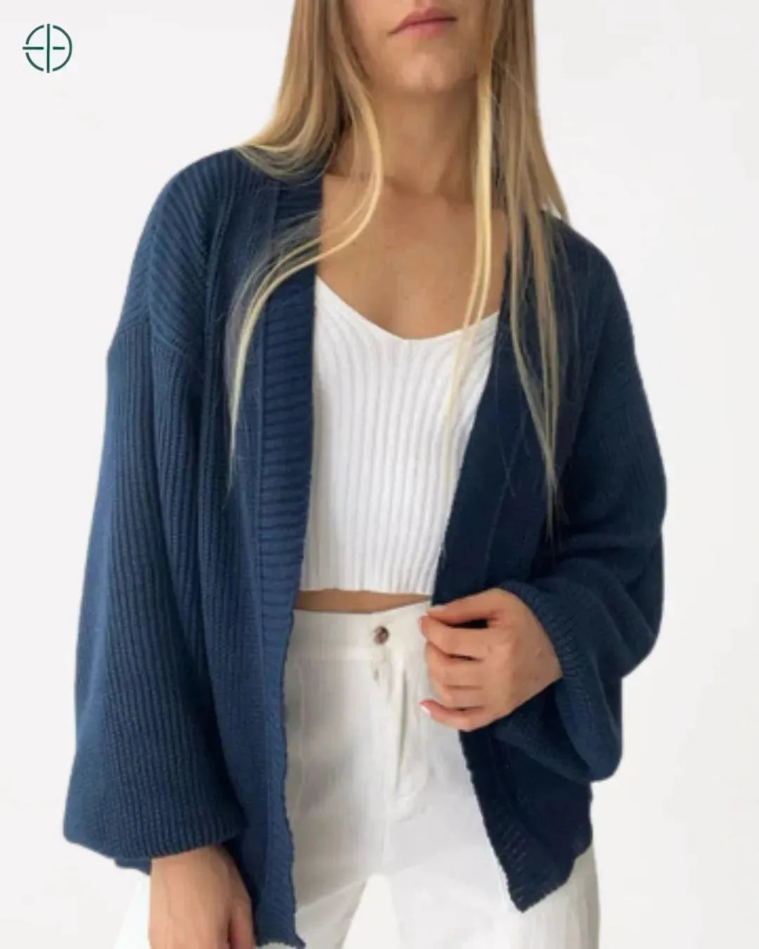 modelo usando o casaco com jeans para estilo casual