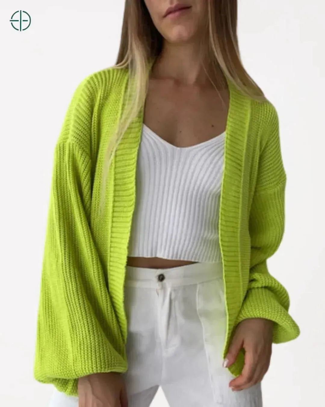 look completo com casaco em ambiente urbano