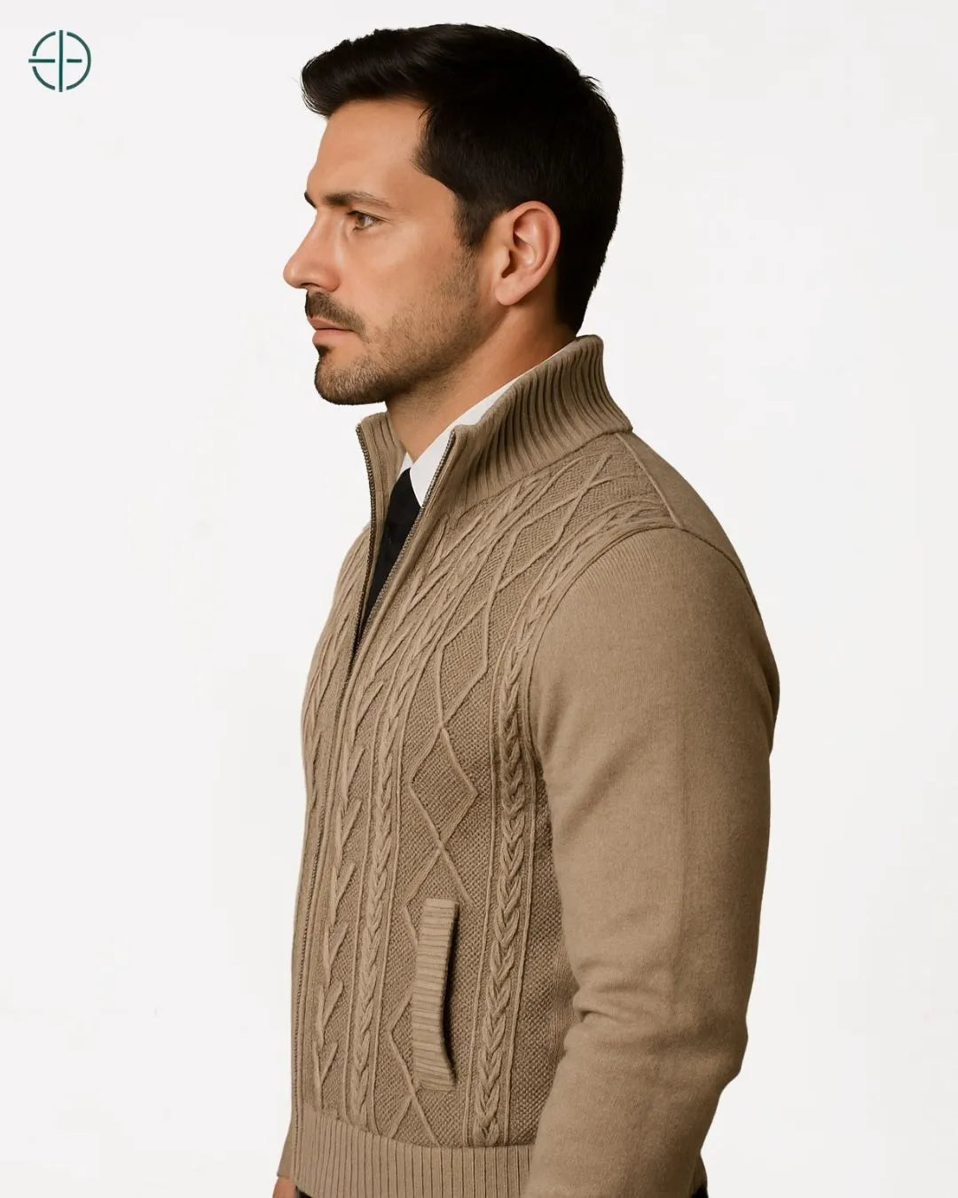 Look discreto com casaco suéter e camisa de colarinho branco