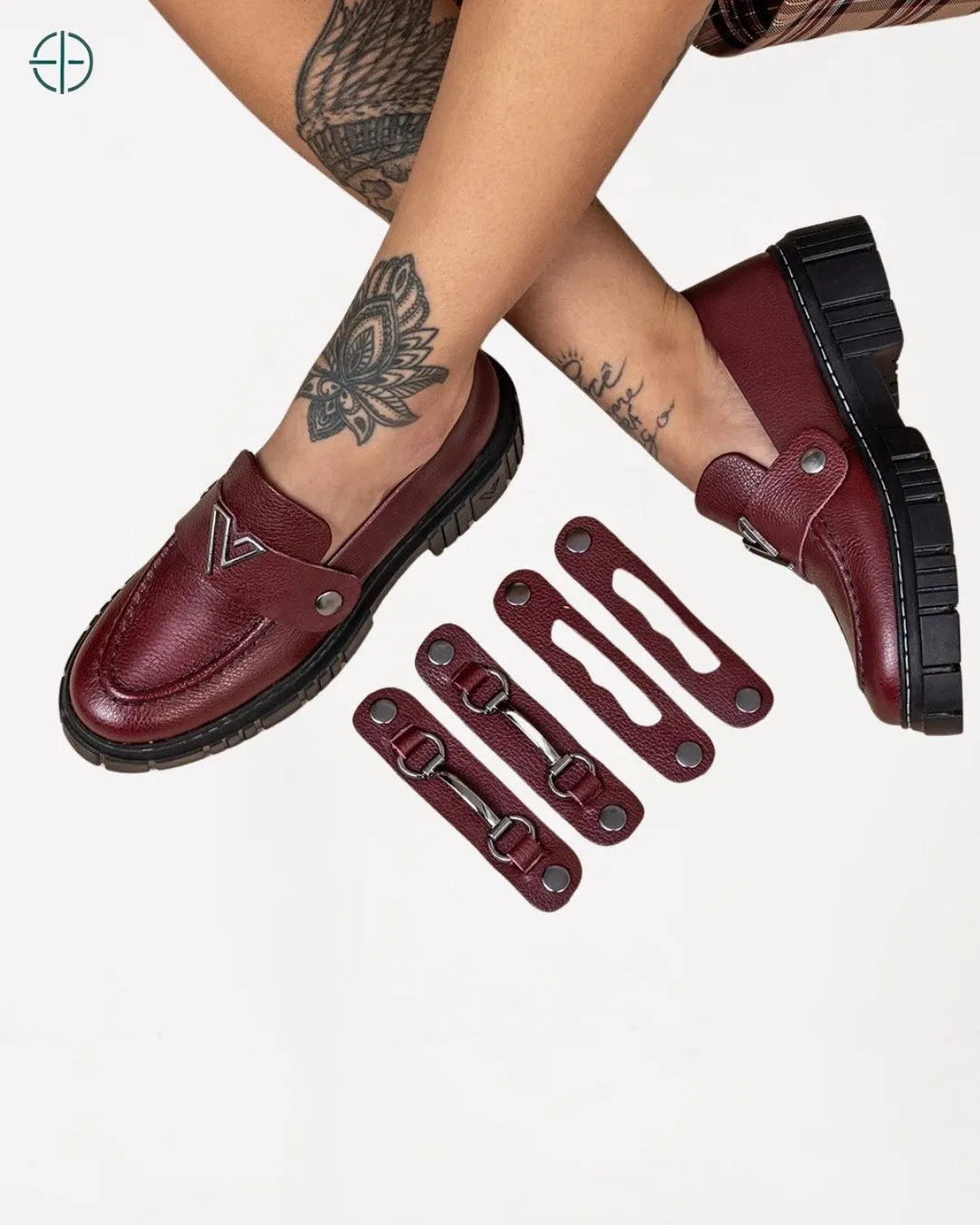 sapato mocassim preto com fivelas removíveis