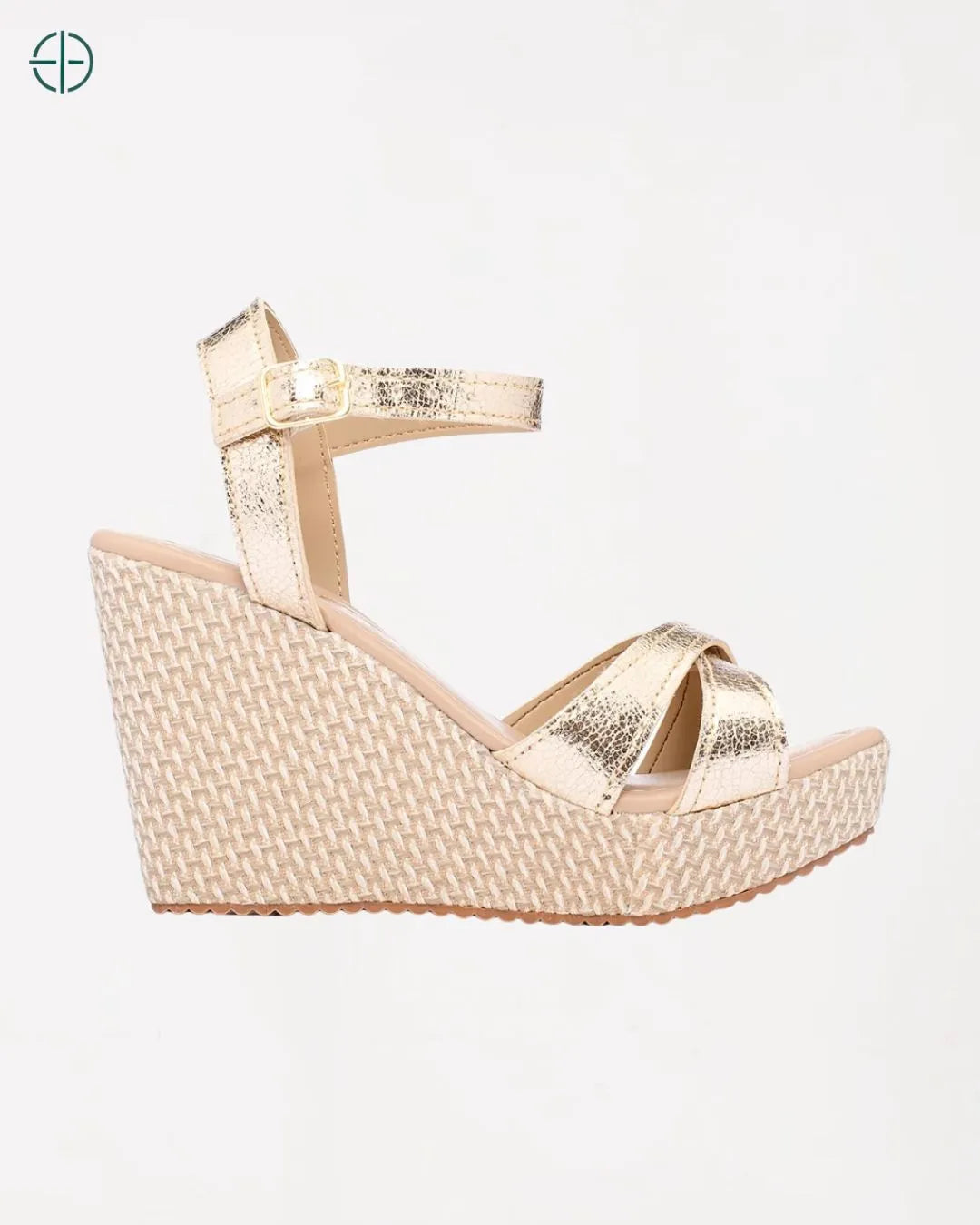 Sandália anabela versátil, ideal para compor looks casuais e sofisticados.