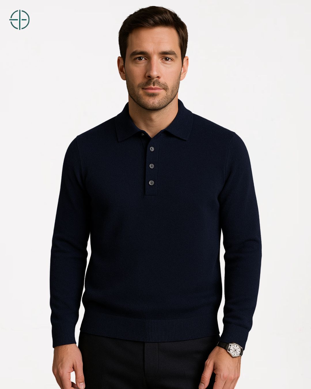 Polo masculina 3 botões caxemira em flat lay, criando um visual clean e moderno