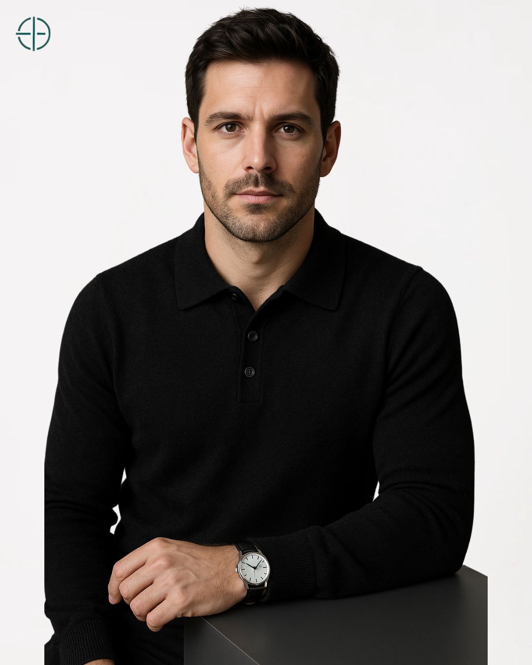 Homem ajustando os botões de sua polo 100% caxemira, estilo nobre e atemporal