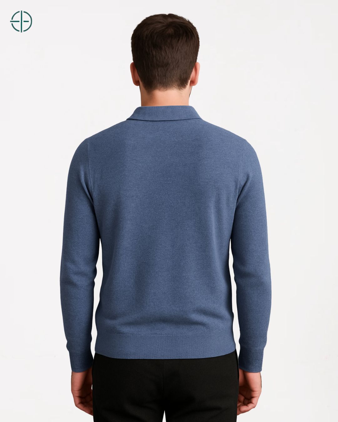 Homem de perfil com polo de 3 botões, mostrando a caimento perfeito e postura