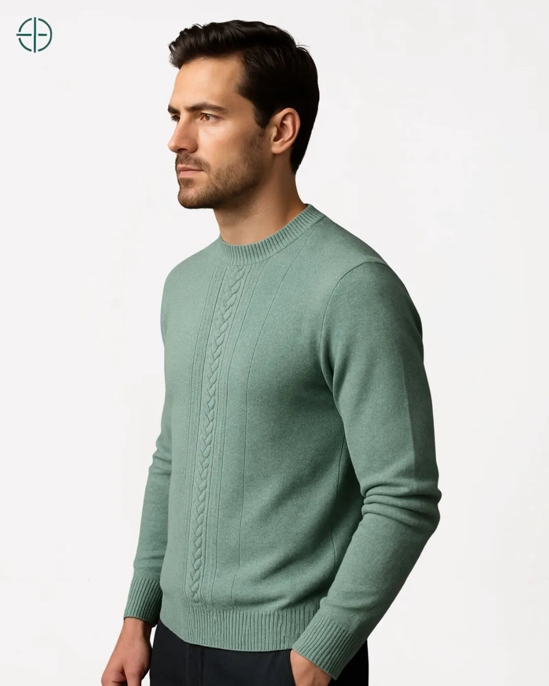 Imagem do pulôver em ambiente sofisticado, com móveis escuros e sobriedade