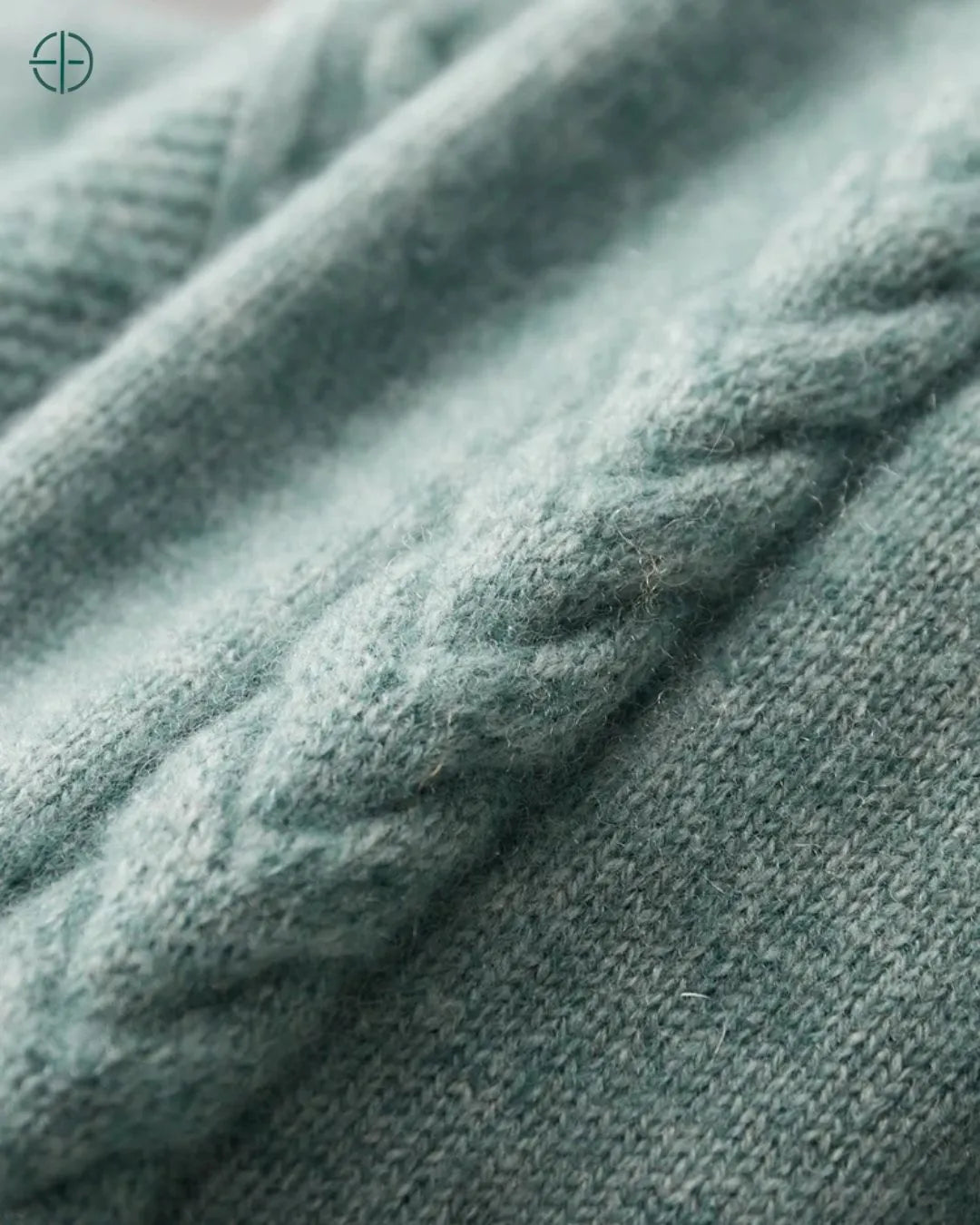 Homem sentado com o pulôver canelado em postura elegante