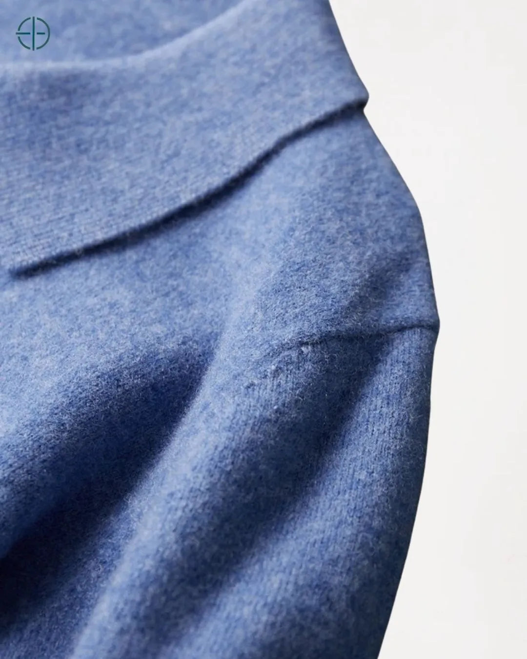 O pulôver aguarda seu dono em uma poltrona de design assinado.